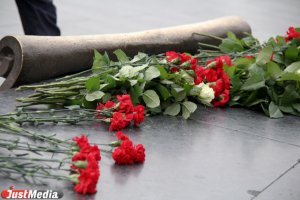 В день памяти и скорби Якоб возложил цветы к Вечному огню на Широкореченском мемориале - Фото 1