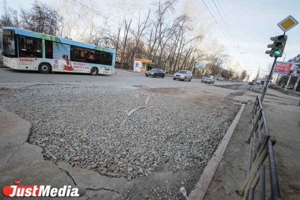 В Екатеринбурге из-за неубранных с проезжей части камней пострадал пешеход - Фото 1