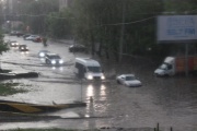 «Ужас, у машин скрывает колеса». Сильные дожди превратили центр Екатеринбурга в реку. ФОТО