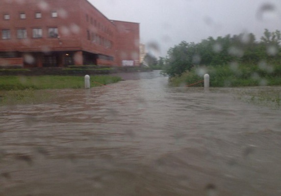 Потоп перезагрузка: улицы Екатеринбурга снова затопило дождевой водой - Фото 1