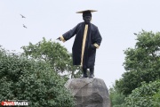 Памятник Свердлову нарядили в костюм выпускника, Киров — следующий