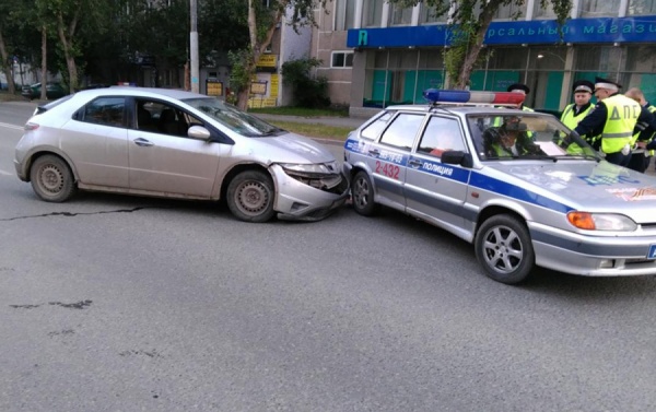 В Екатеринбурге бесправный водитель иномарки влетел в стоящую патрульную машину - Фото 1