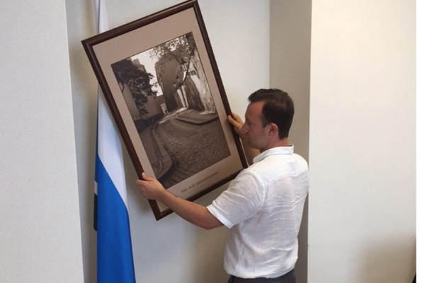 «В парламенте не могут висеть снимки убийцы». Депутат ЗакСО снимает со стен кабинета работы Лошагина - Фото 1