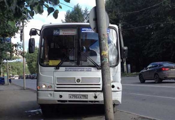 В центре Екатеринбурга автобус въехал в столб - Фото 1