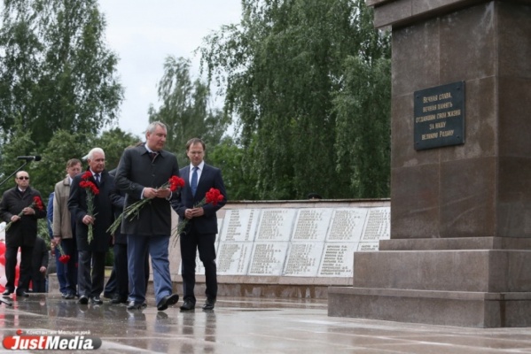 Дмитрий Рогозин приехал на «ИННОПРОМ» и открыл памятник в Верхней Пышме - Фото 1