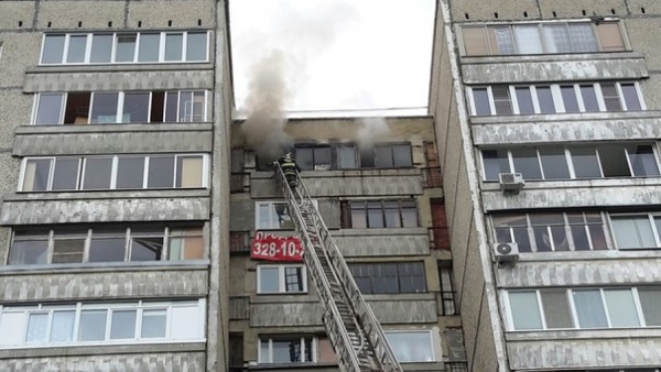 В Екатеринбурге в двенадцатиэтажке на Решетникова сгорела квартира. Погиб человек - Фото 1