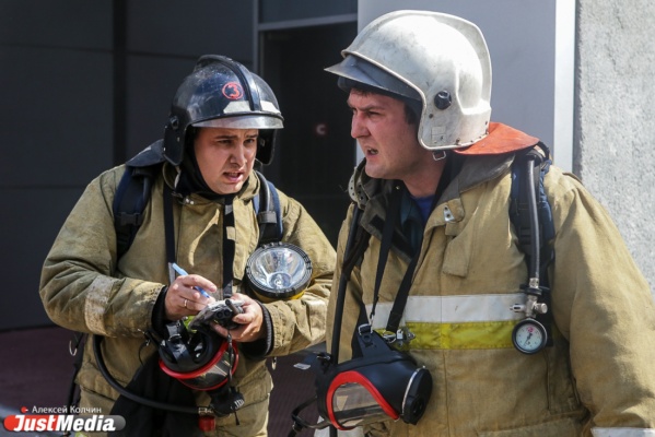 В Екатеринбурге на стройплощадке сгорели две бытовки - Фото 1