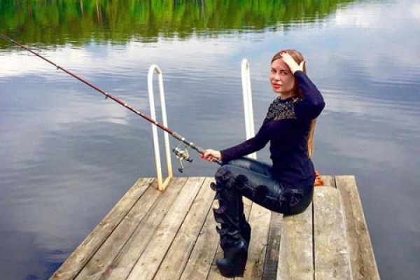 Звезда шоу «Уральские пельмени» Юлия Михалкова отметила 32-летие на рыбалке - Фото 1