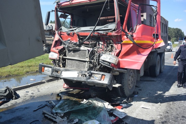На Московском тракте в столкновении двух грузовиков погиб человек - Фото 1