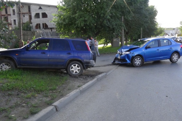 В Екатеринбурге водитель «Хонды» протаранил иномарку с женщиной и ребенком - Фото 1