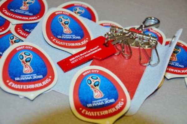 Российским и иностранным журналистам вручили ключи от Екатеринбурга с логотипом города - Фото 1