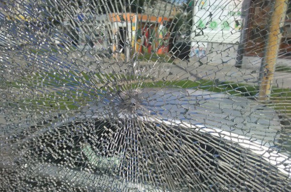 В центре Екатеринбурга неизвестный обстрелял автобус из пневматики - Фото 1