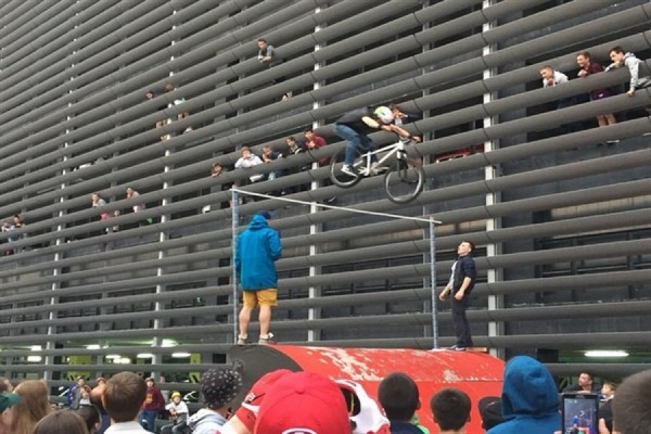 На соревнованиях в Екатеринбурге велосипедист совершил  прыжок высотой 3 метра - Фото 1