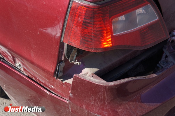 В Ревде пьяный гаишник разбил три автомобиля, пытаясь припарковаться - Фото 1