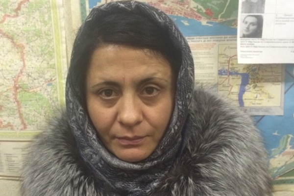 Полиция Екатеринбурга задержала женщину, которая обманывая подростков, грабила квартиры - Фото 1