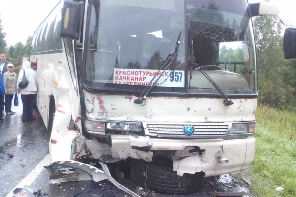 В Свердловской области на трассе автобус с пассажирами попал в ДТП. Есть пострадавшие. ФОТО - Фото 1