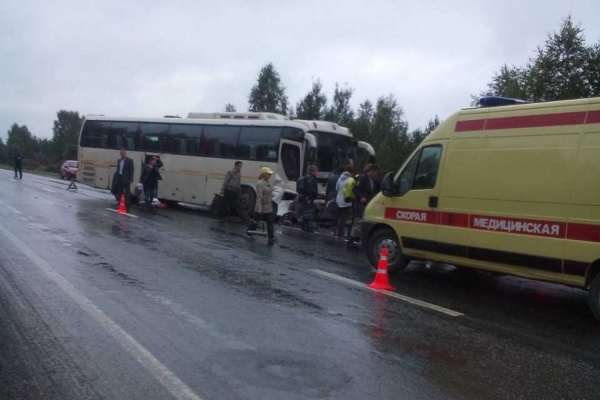 Пассажиров автобуса, протаранившего легковушку на трассе в Свердловской области, спасли ремни безопасности - Фото 1