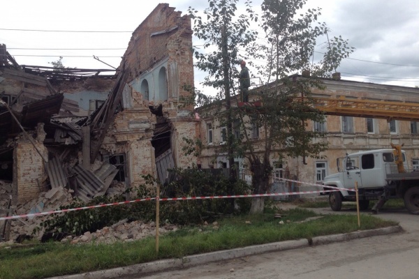 В Ирбите обрушилась стена двухэтажного дома - Фото 1