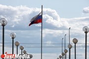 В Екатеринбурге празднуют День флага: на шпиле городской ратуши поменяли триколор, а блудный губернатор поздравил свердловчан