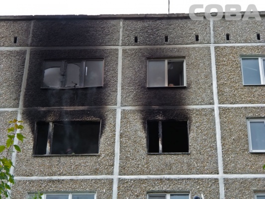 На ВИЗе сгорела квартира, в которой проживает мужчина с психологическим расстройством - Фото 1