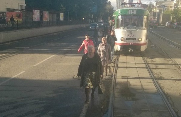 В центре Екатеринбурга встали трамваи, пассажиры идут пешком - Фото 1