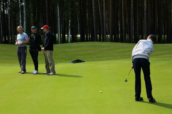 В двух лицеях Екатеринбурга с сентября начнут обучать игре в гольф - Фото 1