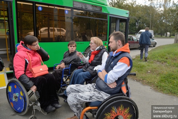 «Получили полноценный транспорт». Маломобильные группы населения Екатеринбурга оценили новые низкопольные автобусы - Фото 1