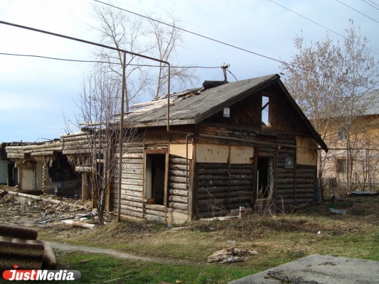 На Уктусе деревянный домик признали аварийным - Фото 1