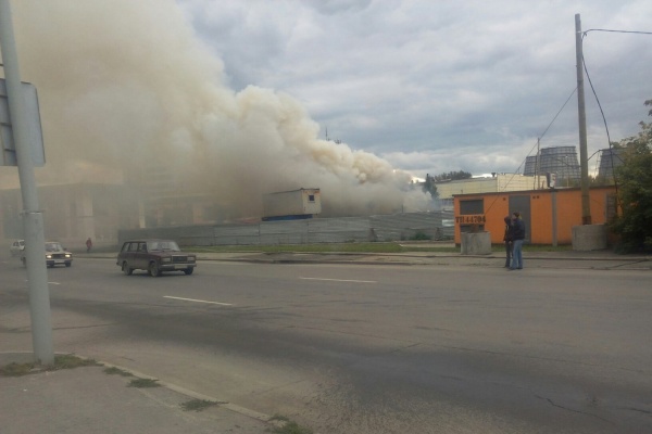 Крупный пожар в Екатеринбурге: рядом с заправкой на улице Халтурина горит деревянный дом. ФОТО - Фото 1