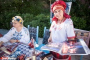 В центре Екатеринбурга появится деревня с поцелуйными играми и танцами под балалайку