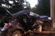 В Екатеринбурге Opel въехал в столб освещения. Один пассажир погиб, водитель — в больнице
