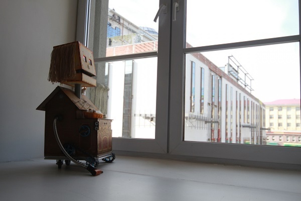 Настоящий робот побывал в мэрии Екатеринбурга и «выпросил» денег у депутата - Фото 1