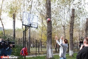 Антон Шипулин открыл новую спортплощадку в школе-интернате Екатеринбурга и забросил несколько баскетбольных мячей 