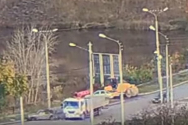 В Каменске-Уральском грузовик протаранил легковушку, которую остановили госавтоинспекторы - Фото 1