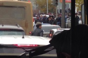 Толпы мусульман и бегающие по улицам бараны перекрыли движение в Екатеринбурге. Горожане опаздывали на работу и обрывали телефоны полиции