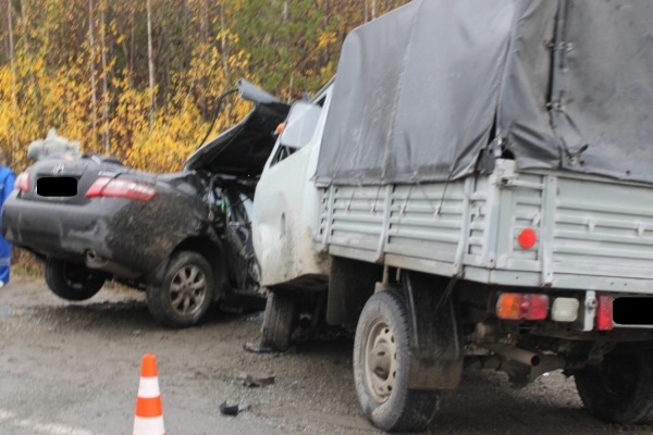 Страшная авария на свердловской трассе! В столкновении УАЗа и Toyota Camry погибли водитель и пассажир иномарки - Фото 1