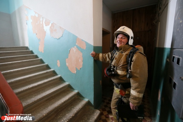 В Чкаловском районе Екатеринбурга пожарные вынесли из горевшего дома пенсионерку - Фото 1