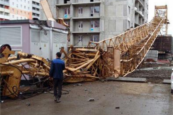 В Нижнем Тагиле рухнул строительный кран - Фото 1