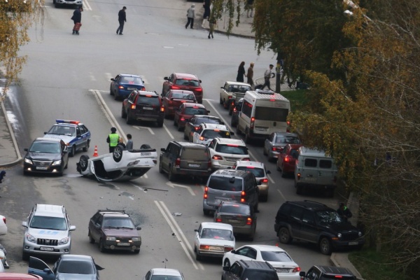 В Екатеринбурге столкнулись три иномарки. Mazda встала на крышу - Фото 1