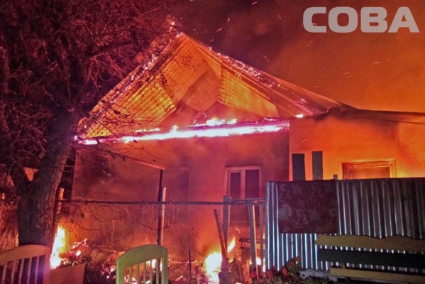 На Семи ключах ночью сгорели два частных дома - Фото 1