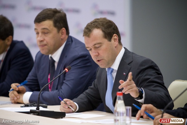 Куйвашев на форуме в Сочи предложил Медведеву сократить сроки расчетов монополий с поставщиками - Фото 1