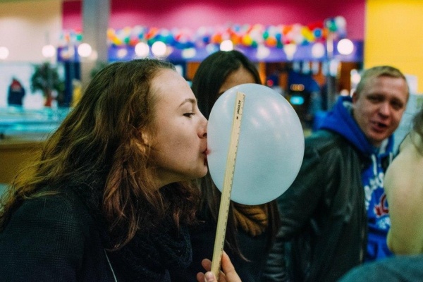 В Екатеринбурге девушка надула пузырь из жвачки размером в 22 сантиметра - Фото 1