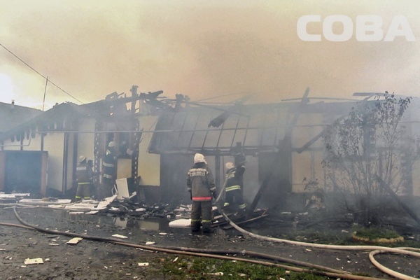 Из-за непогоды крупный пожар уничтожил два частных дома в Новоберезовском - Фото 1