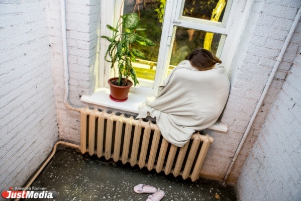 «У меня маленький ребенок, я устала греть воду». Жители пятиэтажки в центре Екатеринбурга замерзают без горячей воды и отопления - Фото 1