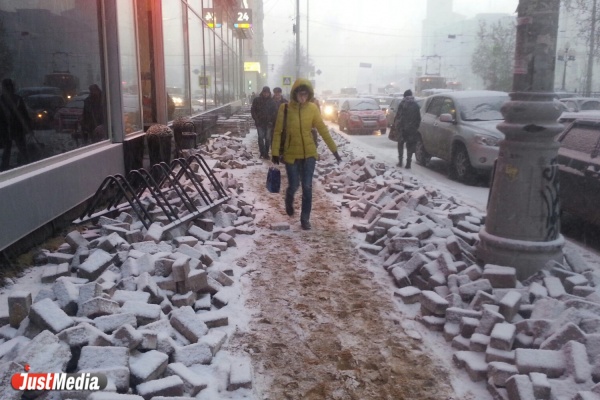Тротуар в центре Екатеринбурга превратился в снежную кашу с песком - Фото 1