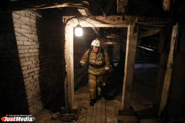 На Мамина-Сибиряка ночью загорелась сауна, расположенная в подвале девятиэтажки - Фото 1