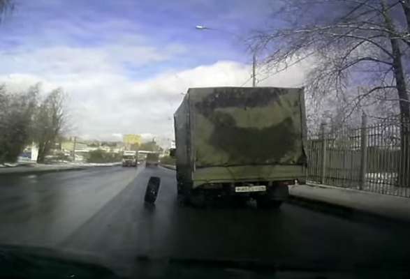 В Екатеринбурге грузовик во время движения растерял колеса. ВИДЕО - Фото 1