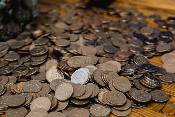 Житель Екатеринбурга расплатился в магазине 25 килограммами монет. ФОТО - Фото 1