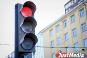 В Екатеринбурге пьяный водитель иномарки, проехав на красный свет, врезался в Nissan. Пострадали четыре человека
