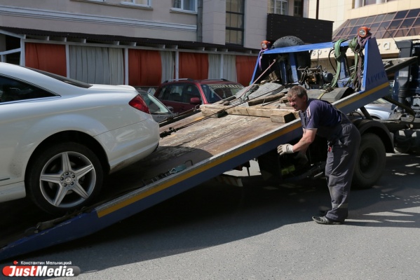 На прошлой недели с улиц Екатеринбурга эвакуировали почти 900 машин - Фото 1